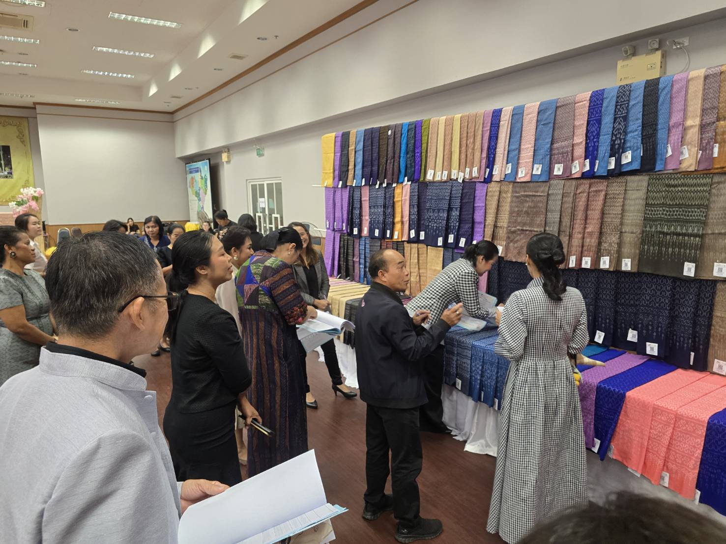 🌱พช.ซำสูง :ร่วมกิจกรรมประกวดผ้าลายพระราชทานและงานหัตถกรรม ระดับจังหวัด ประจำปี 2569 สืบสานพระราชปณิธาน อนุรักษ์และต่อยอดภูมิปัญญาผ้าไทย