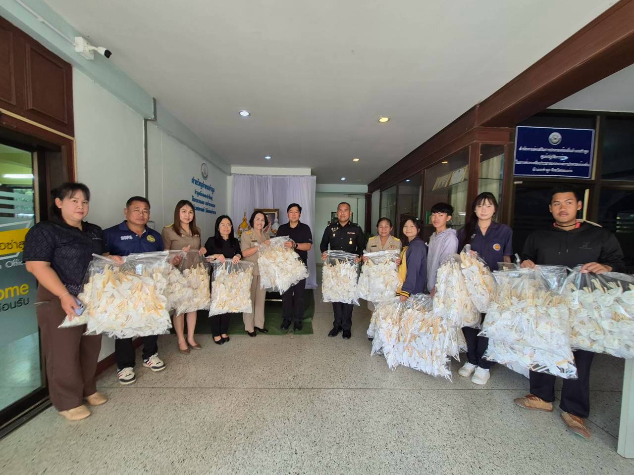 📣พช.ซำสูง :ร่วมรับมอบดอกไม้จันทน์ เนื่องในพระราชพิธีถวายพระเพลิงพระบรมศพ สมเด็จพระนางเจ้าสิริกิติ์ พระบรมราชินีนาถ พระบรมราชชนนีพันปีหลวง